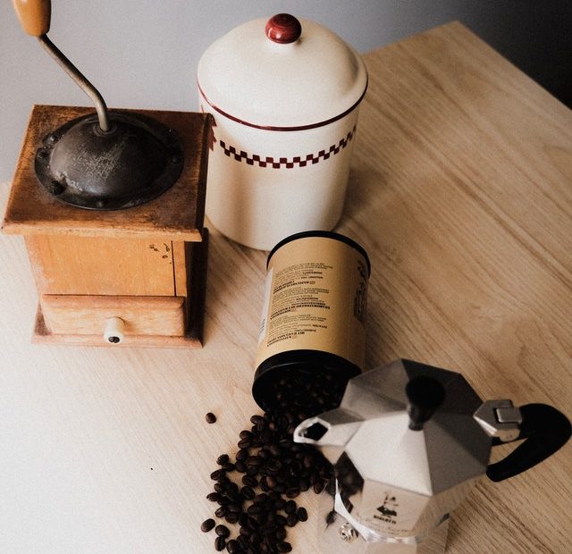 gambar biji kopi dan grinder diatas meja